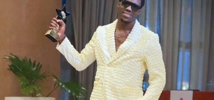Le créateur de contenu béninois Axel Merryl remporte le Prix du Meilleur artiste Afrique de l’Ouest au PRIMUD 2024 en Cote d’ivoire